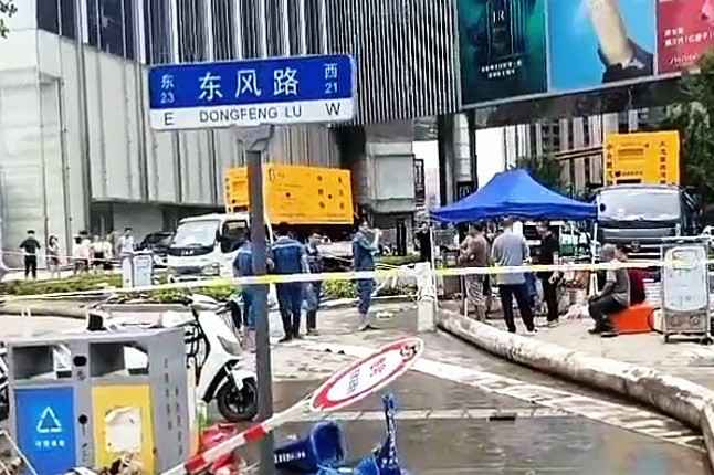呼和浩特龚瑞定制旅行服务有限公司排涝突击队在排涝现场